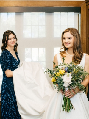 Melanie - bouquet and bridal train