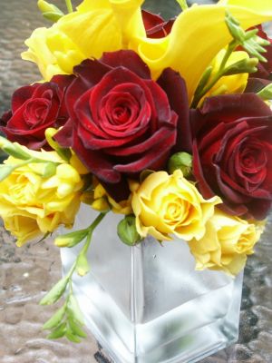 Red roses and yellow calla lilies